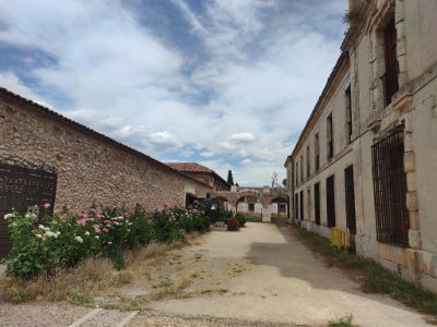 camino a la escultura de Juan de Goyeneche y Gastón